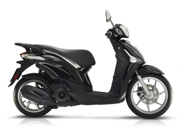 2020_11_Piaggio_Liberty_Neroabisso_LatDX_bianco-1100x786-600x429